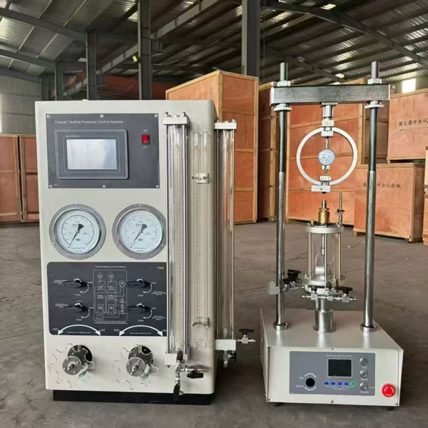 Aparelho triaxial controlado por cepa
